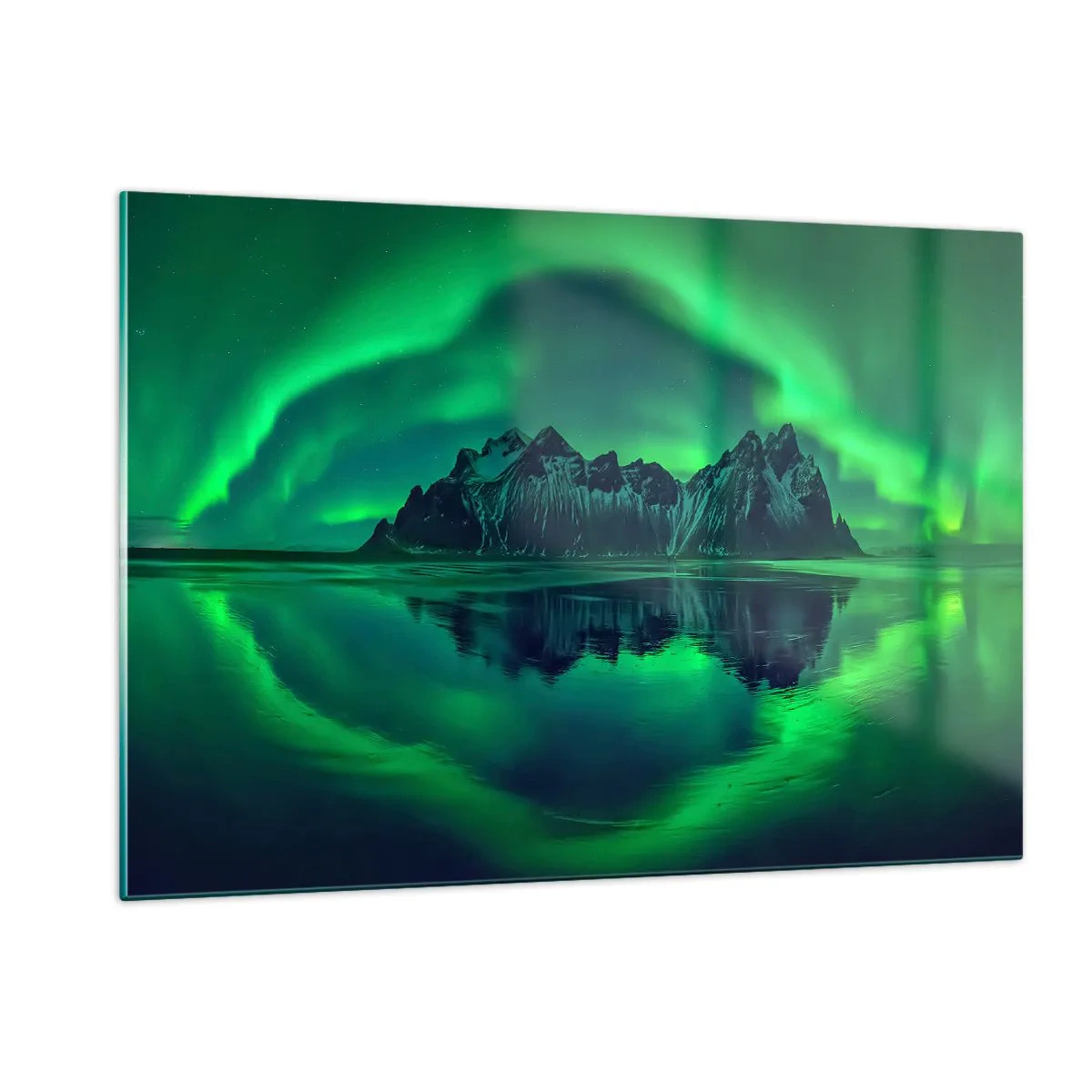Glasbild - Bild auf glas - Das Nordlicht schwebt über einer Berglandschaft und spiegelt sich im Wasser - 120x80cm - In den Armen der Aurora - Moderne Wanddekoration für Wohnzimmer und Schlafzimmer ARTTOR