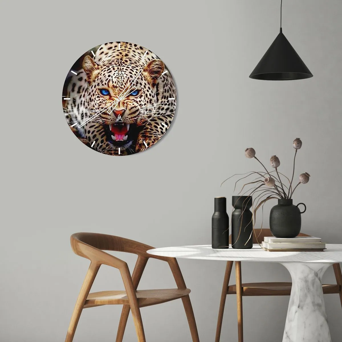 Wanduhr - Glasuhr - Ein bedrohlicher Leopard mit blauen Augen vor dem Hintergrund der Natur - 30x30cm - Schönheitswut tut nicht weh - Moderne Wanddekoration für Wohnzimmer, Küche und Schlafzimmer ARTTOR