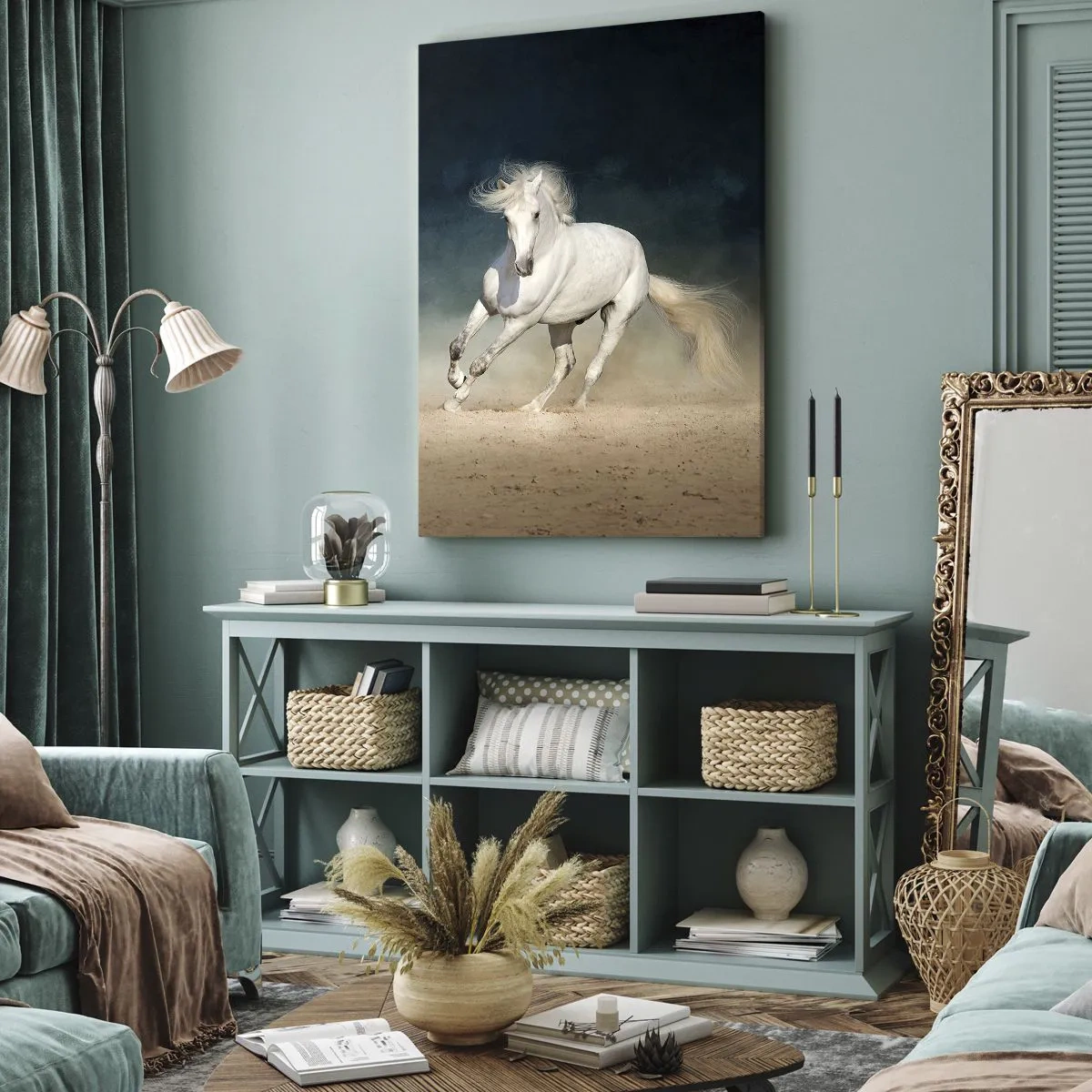 Bild auf Leinwand - Leinwandbild - Ein weißes Pferd galoppiert vor einem verschwommenen Himmel - 80x120cm - Freiheit in ihrem reinen Zustand - Moderne Wanddekoration für Wohnzimmer und Schlafzimmer ARTTOR