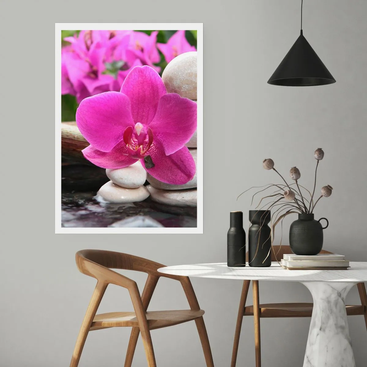Poster - Eine violette Orchidee vor einem Hintergrund aus Steinen in harmonischer Anordnung - 50x70cm - Du ruhst dich schon aus - Moderne Wanddekoration für Wohnzimmer und Schlafzimmer ARTTOR