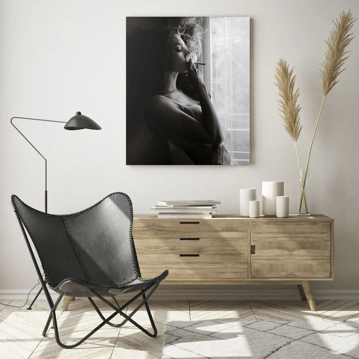 Glasbild - Bild auf glas - Eine Frau in sinnlicher Pose auf einem Schwarzweißfoto - 80x120cm - Sinnlicher Moment - Moderne Wanddekoration für Wohnzimmer und Schlafzimmer ARTTOR