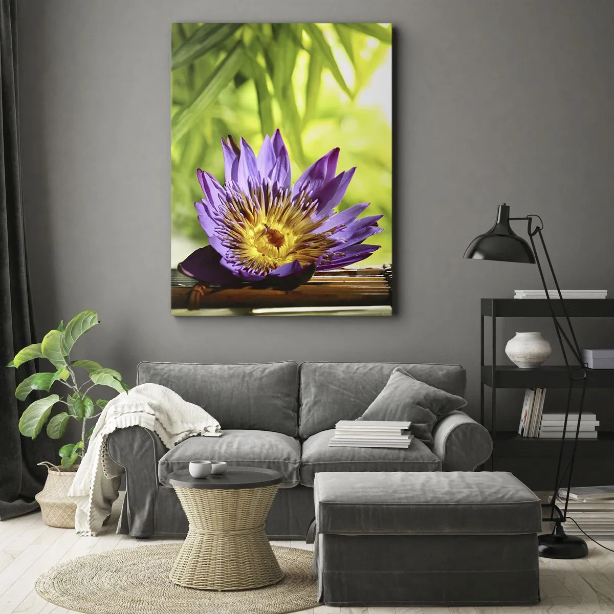 Bild auf Leinwand - Leinwandbild - Lila Lotusblüte vor einem Hintergrund aus grünen Bambusblättern - 80x120cm - In der asiatischen Sonne - Moderne Wanddekoration für Wohnzimmer und Schlafzimmer ARTTOR