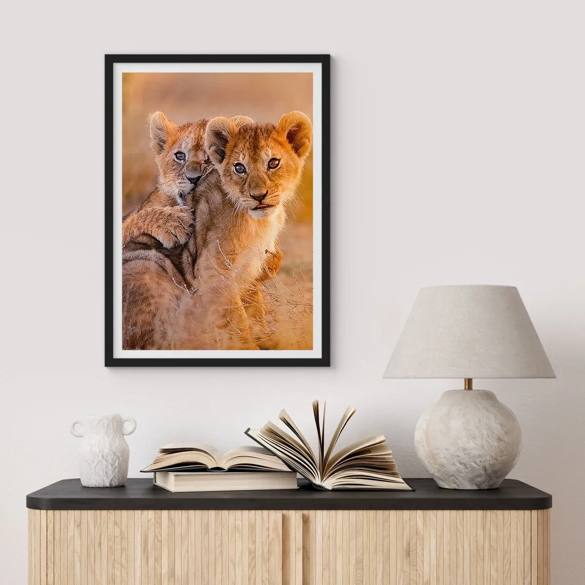 Poster in einem schwarzem Rahmen - Löwenjunge in der afrikanischen Savanne - 50x70cm - Bitte nicht stören! Wir haben Spaß - Moderne Wanddekoration für Wohnzimmer und Schlafzimmer ARTTOR