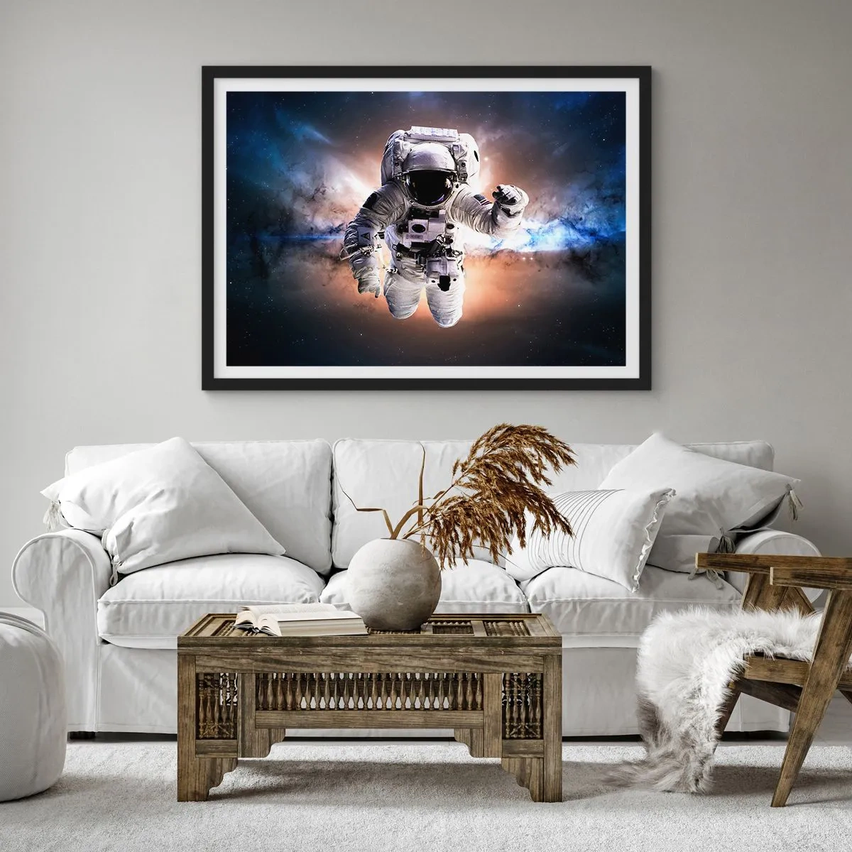 Poster in einem schwarzem Rahmen - Astronaut im Weltraum - 100x70cm - Grüße aus dem Weltall - Moderne Wanddekoration für Wohnzimmer und Schlafzimmer ARTTOR