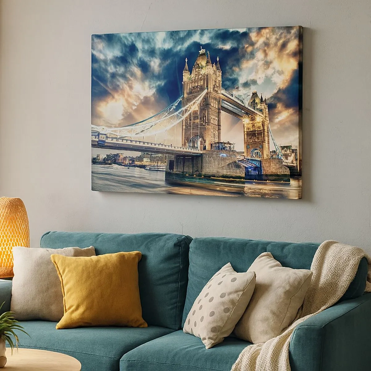 Bild auf Leinwand - Leinwandbild - Tower Bridge in der Abenddämmerung vor einem dynamischen Himmel - 70x50cm - Denkmal des viktorianischen Imperiums - Moderne Wanddekoration für Wohnzimmer und Schlafzimmer ARTTOR