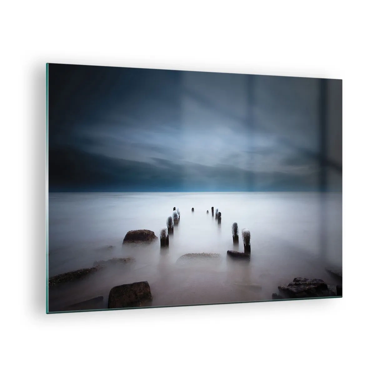 Glasbild - Bild auf glas - Stimmungsvolle Küstenlandschaft mit Holzpfählen - 70x50cm - Nachdenklicher See - Moderne Wanddekoration für Wohnzimmer und Schlafzimmer ARTTOR