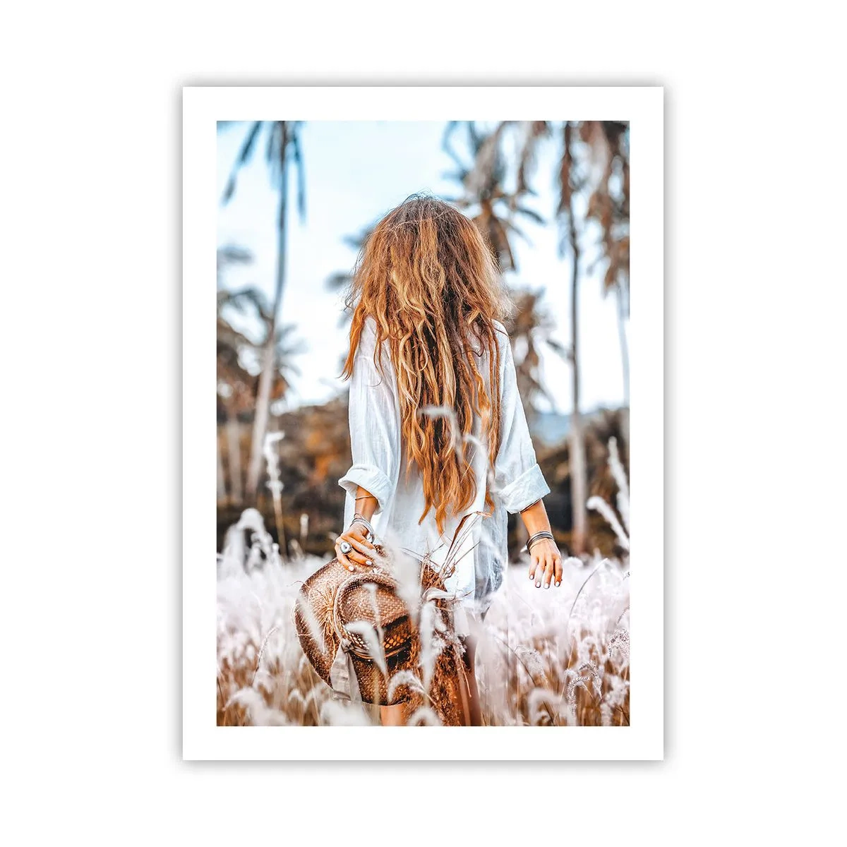 Poster - Eine Frau in einem weißen Hemd geht zwischen Palmen spazieren - 50x70cm - Geboren aus Grasflaum - Moderne Wanddekoration für Wohnzimmer und Schlafzimmer ARTTOR