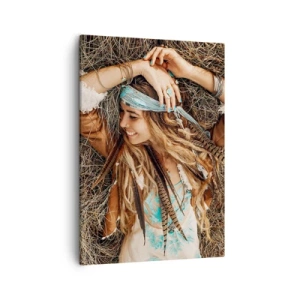 Bild auf Leinwand - Leinwandbild - Frau im Boho-Stil liegt auf Heu - 50x70cm - Auf dem Weg in den Sommer der Liebe - Moderne Wanddekoration für Wohnzimmer und Schlafzimmer ARTTOR