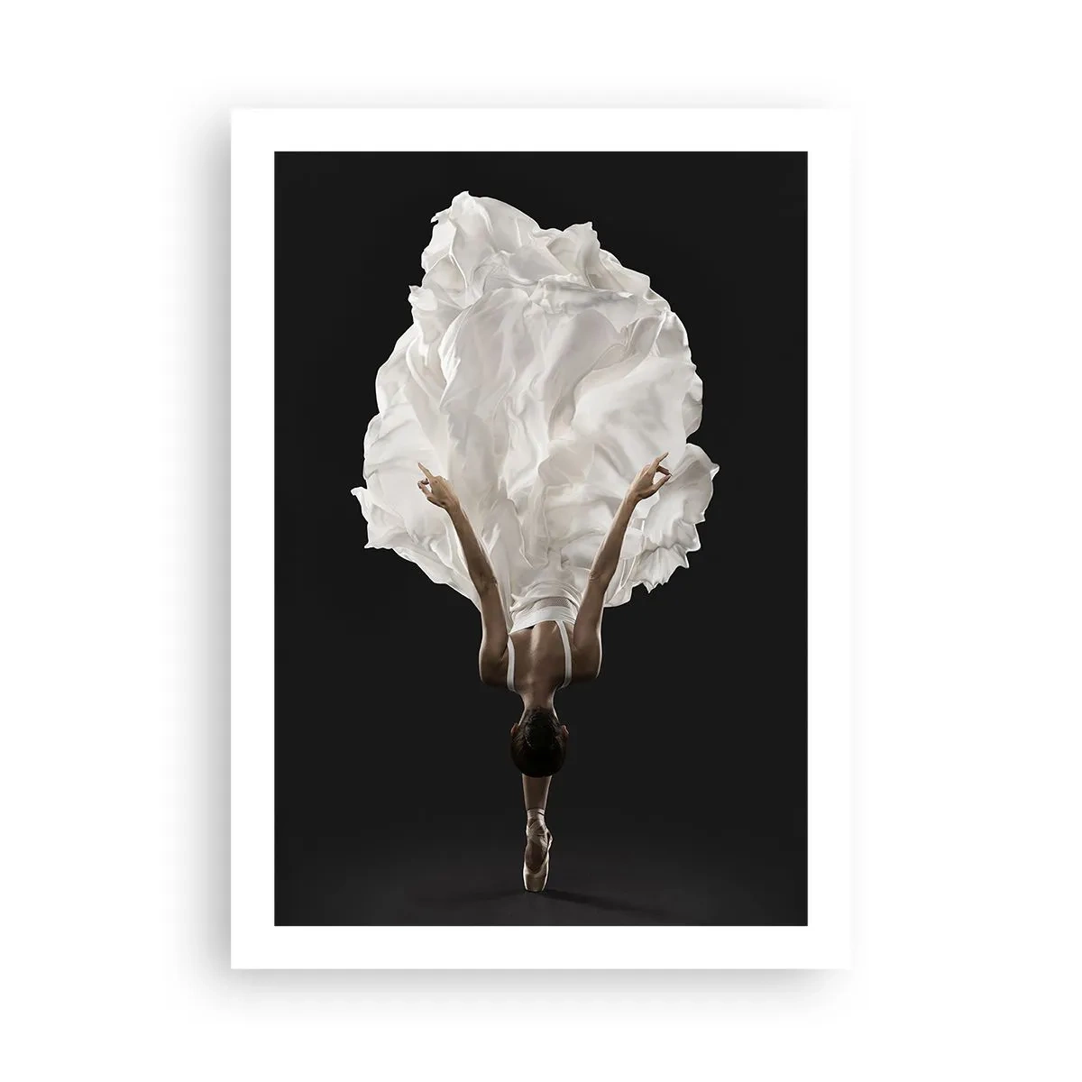 Poster - Eine Tänzerin in einem weißen Kleid schwebt in der Luft vor einem schwarzen Hintergrund - 50x70cm - Ungewöhnlicher Gürtel - Moderne Wanddekoration für Wohnzimmer und Schlafzimmer ARTTOR