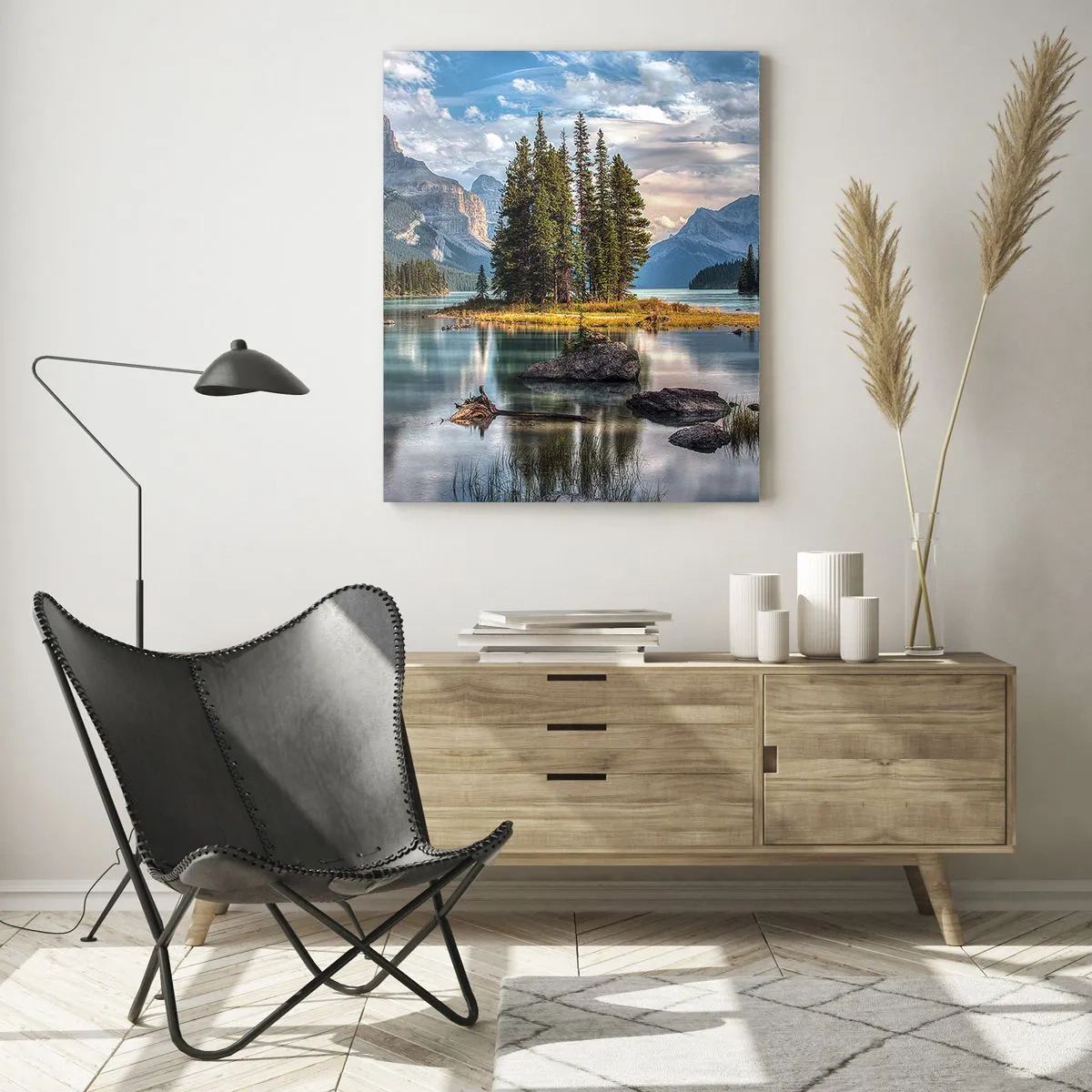 Glasbild - Bild auf glas - Eine Berglandschaft mit einer Insel, umgeben von einem ruhigen See - 70x100cm - An dem tollen und sauberen Wasser ... - Moderne Wanddekoration für Wohnzimmer und Schlafzimmer ARTTOR