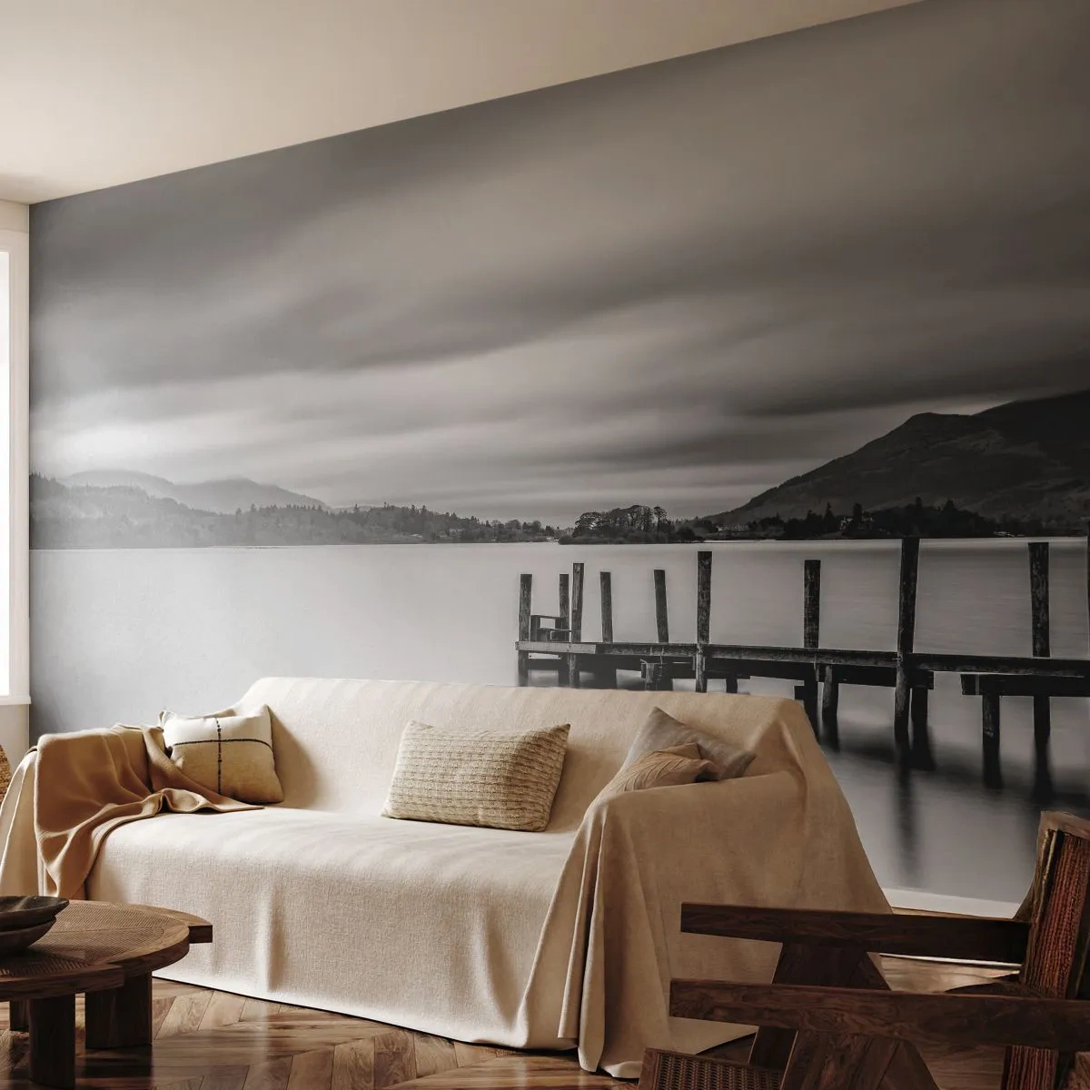 Fototapete Premium Sand - Schwarz-weiße Landschaft eines Sees mit einem Holzsteg - 100x70cm - Milde und Kraft - Moderne Wanddekoration für Wohnzimmer und Schlafzimmer ARTTOR