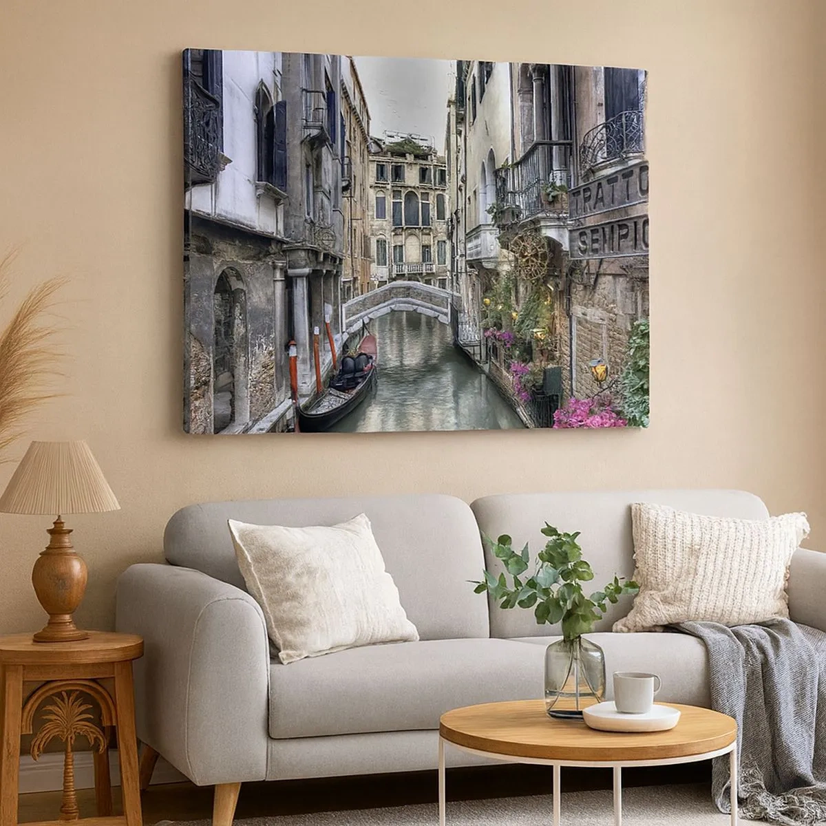 Bild auf Leinwand - Leinwandbild - Venezianischer Kanal mit Gondel und Steinbrücke - 70x50cm - Seit Jahrhunderten in stiller Besinnung - Moderne Wanddekoration für Wohnzimmer und Schlafzimmer ARTTOR