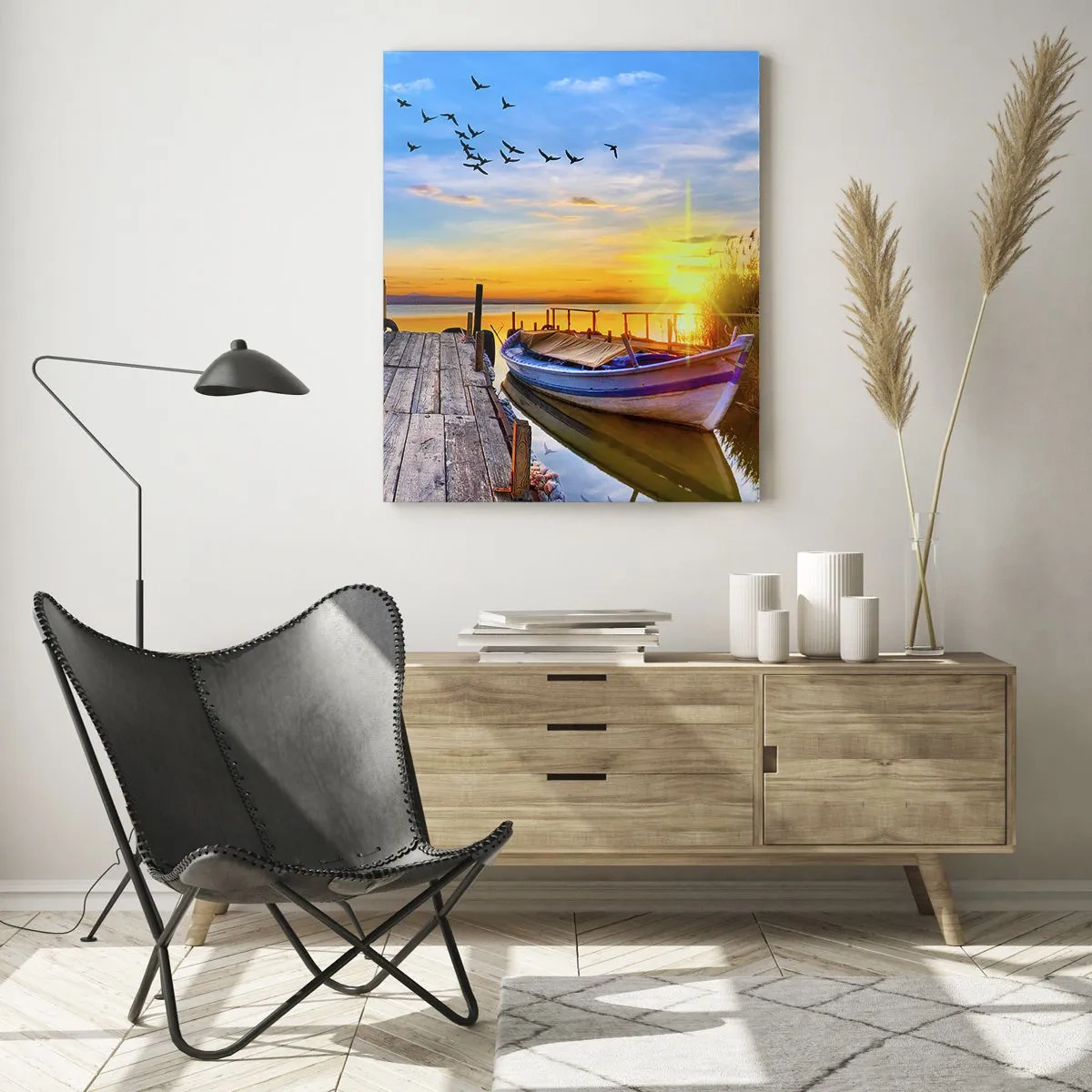 Glasbild - Bild auf glas - Holzsteg über einem See mit einem Boot bei Sonnenaufgang - 50x70cm - Bis morgen - Moderne Wanddekoration für Wohnzimmer und Schlafzimmer ARTTOR