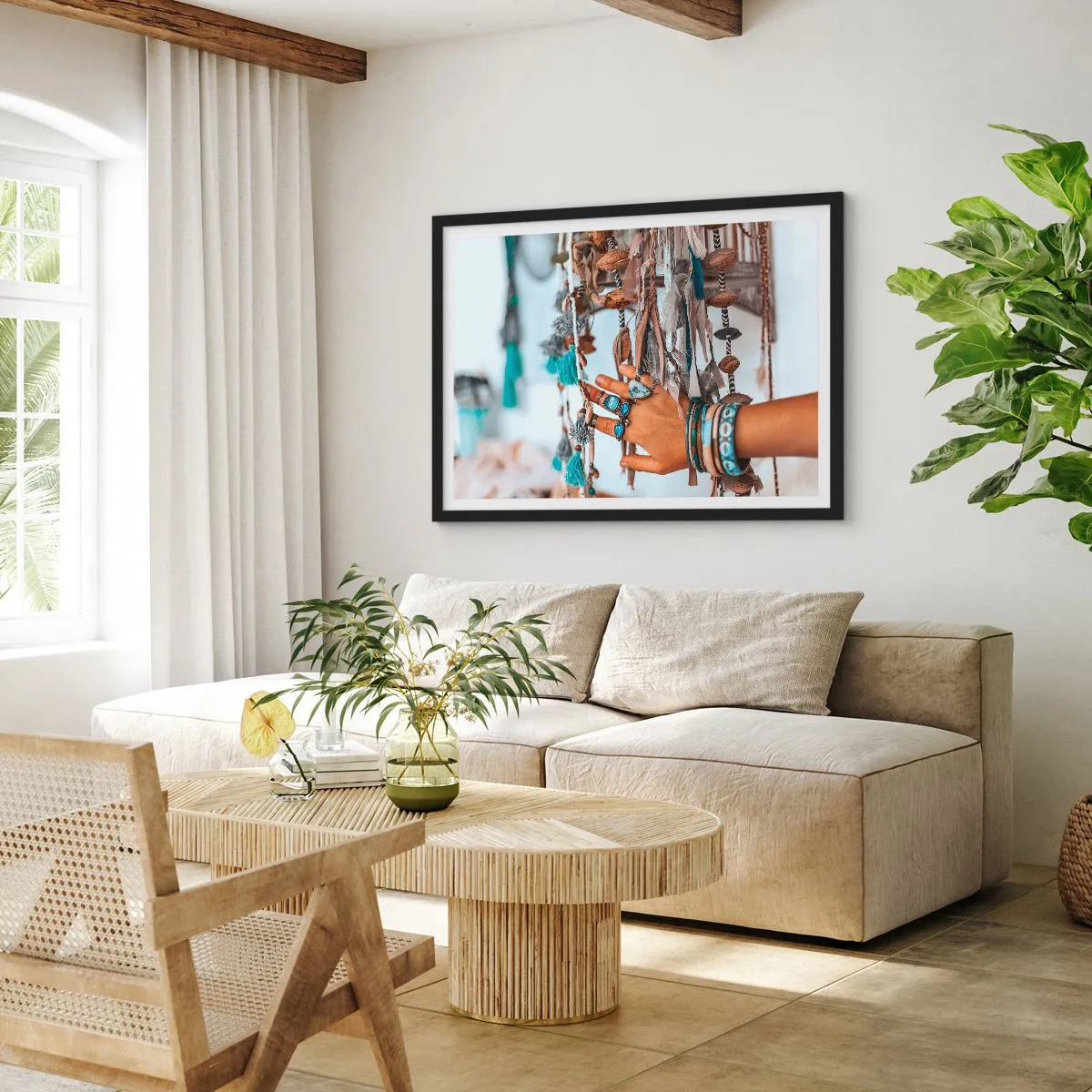 Poster in einem schwarzem Rahmen - Eine mit Boho-Schmuck geschmückte Hand mit Dekorationen im Hintergrund - 70x50cm - Lokale Schätze - Moderne Wanddekoration für Wohnzimmer und Schlafzimmer ARTTOR