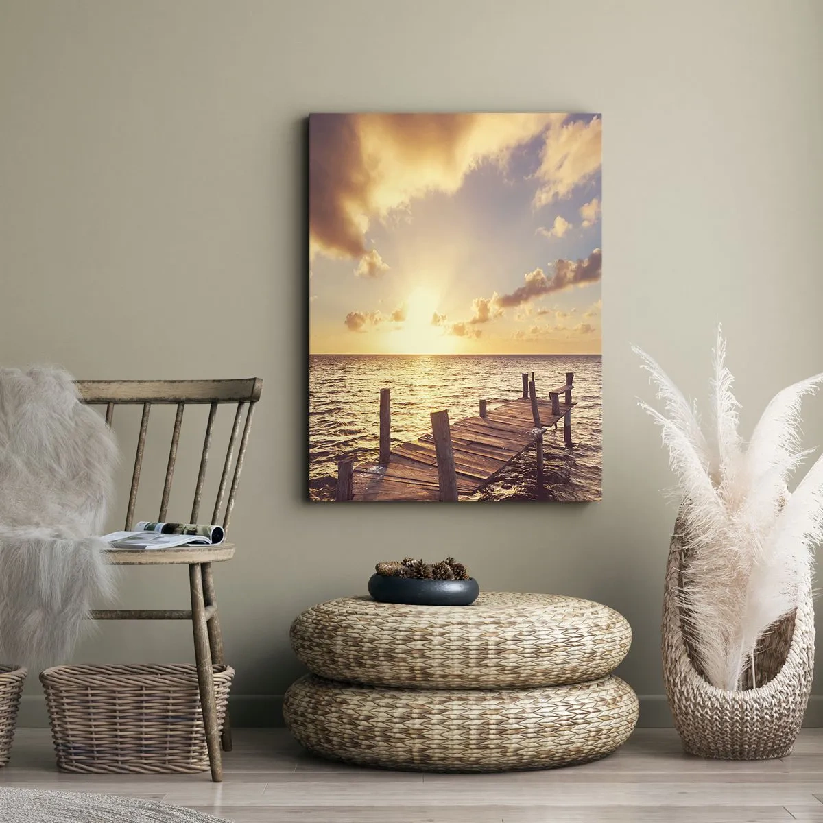 Bild auf Leinwand - Leinwandbild - Ein Holzsteg führt in Richtung Sonnenuntergang - 50x70cm - Das goldene Land der Sanftmut - Moderne Wanddekoration für Wohnzimmer und Schlafzimmer ARTTOR