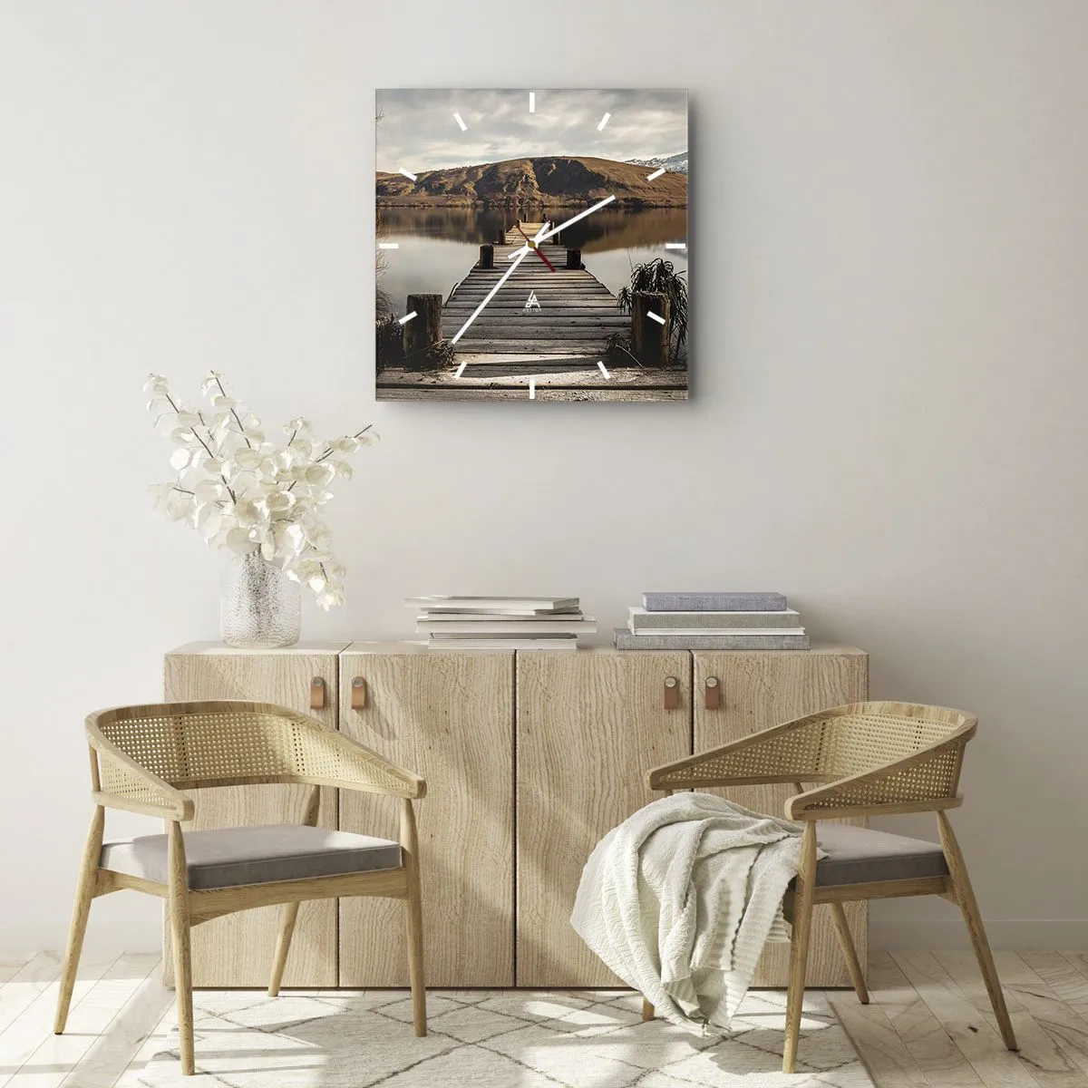 Wanduhr - Glasuhr - Ein Holzsteg über einem See, umgeben von malerischen Hügeln - 30x30cm - Landschaft in Stille - Moderne Wanddekoration für Wohnzimmer und Schlafzimmer ARTTOR