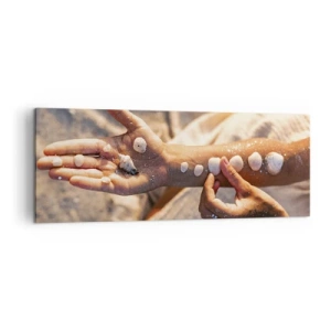 Bild auf Leinwand - Leinwandbild - Hände mit Muscheln auf dem Sandhintergrund angeordnet - 140x50cm - Schönheit an Ihren Fingerspitzen - Moderne Wanddekoration für Wohnzimmer und Schlafzimmer ARTTOR