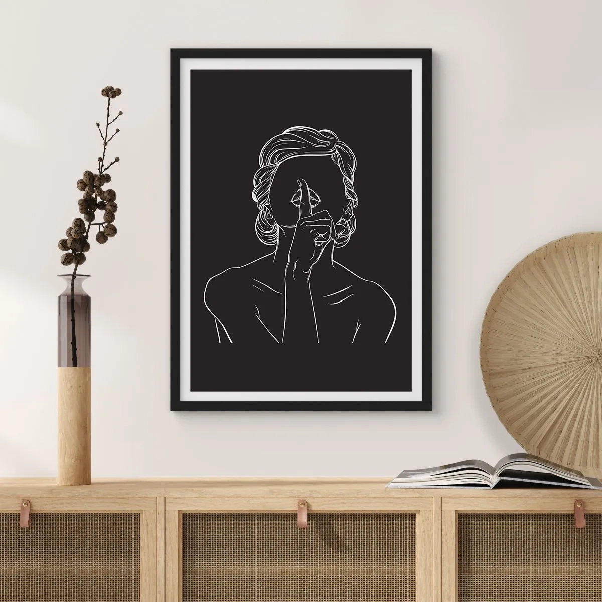 Poster in einem schwarzem Rahmen - Eine minimalistische Illustration einer Frau, die vor einem schwarzen Hintergrund eine Schweigegeste macht. - 50x70cm - Schönheit erblüht in der Stille - Moderne Wanddekoration für Wohnzimmer und Schlafzimmer ARTTOR