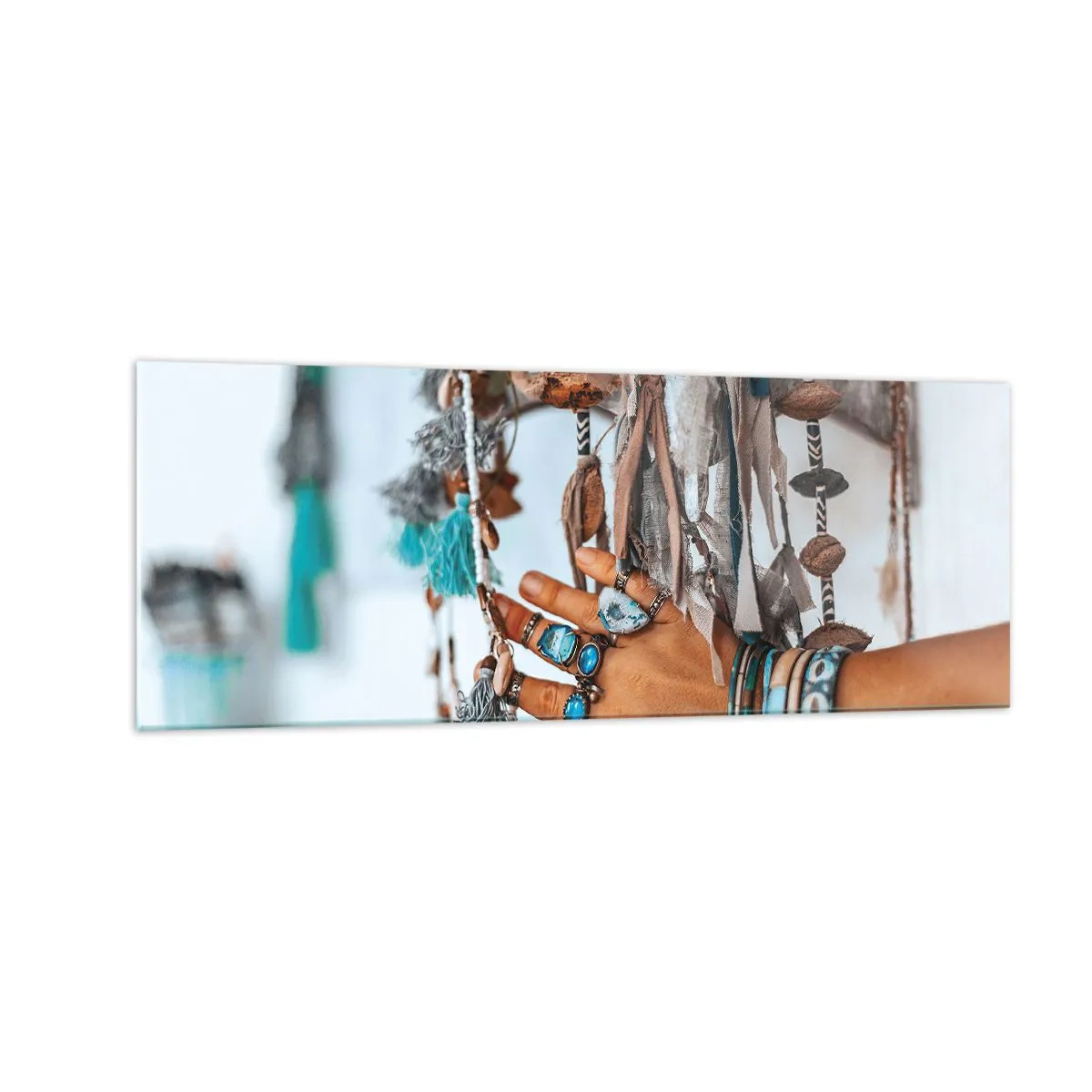 Glasbild - Bild auf glas - Eine mit Boho-Schmuck geschmückte Hand mit Dekorationen im Hintergrund - 140x50cm - Lokale Schätze - Moderne Wanddekoration für Wohnzimmer und Schlafzimmer ARTTOR