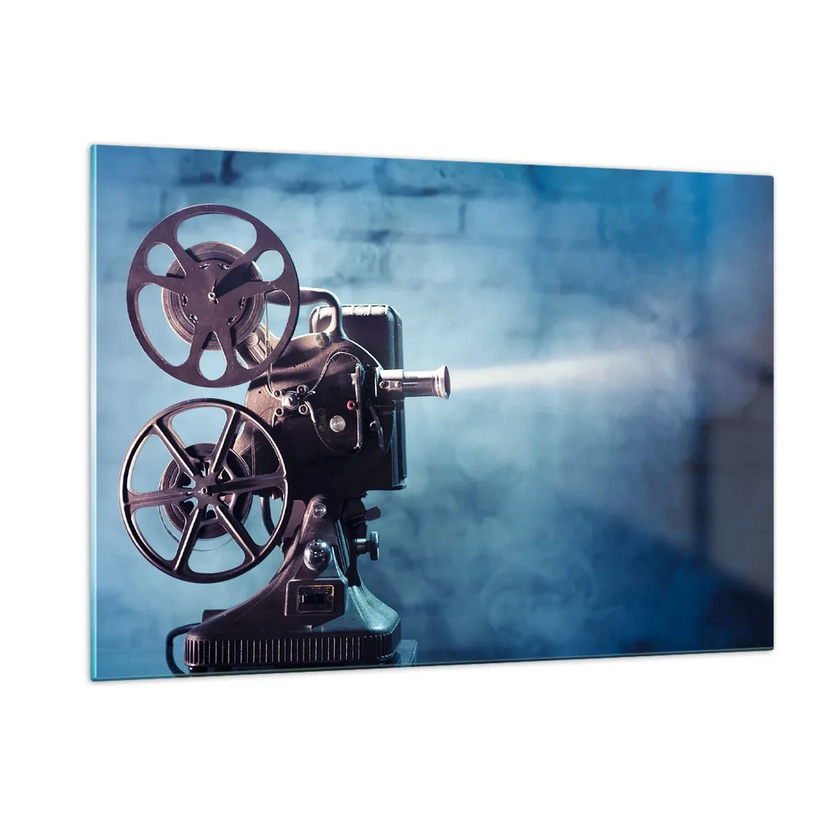 Glasbild - Bild auf glas - Eine Filmkamera im Retro-Stil vor einer blauen Wand - 120x80cm - Im alten Kino - Moderne Wanddekoration für Wohnzimmer und Schlafzimmer ARTTOR