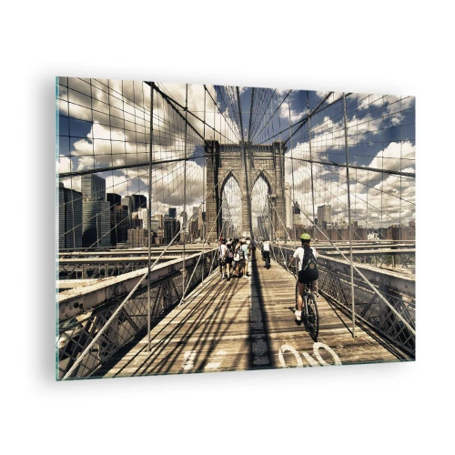Glasbild - Bild auf glas - Die Brooklyn Bridge an einem sonnigen Tag mit Fußgängern und Radfahrern - 70x50cm - Direkt ins Herz der Stadt - Moderne Wanddekoration für Wohnzimmer und Schlafzimmer ARTTOR