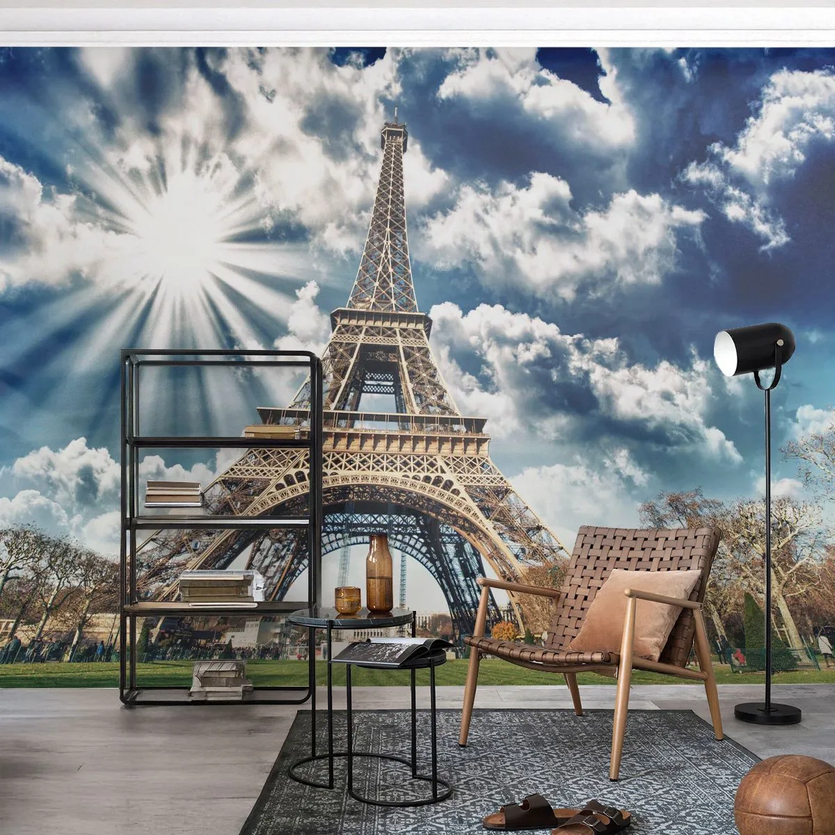 Fototapete Premium Sand - Der Eiffelturm vor einem dramatischen Himmel mit Sonnenstrahlen - 100x70cm - Die Einzige unter der Sonne - Moderne Wanddekoration für Wohnzimmer und Schlafzimmer ARTTOR