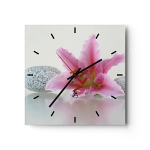 Wanduhr - Glasuhr - Rosa Lilienblüte mit Steinen auf hellem Hintergrund - 30x30cm - Eine Studie in Pink, Grau und Weiß - Moderne Wanddekoration für Wohnzimmer und Schlafzimmer ARTTOR