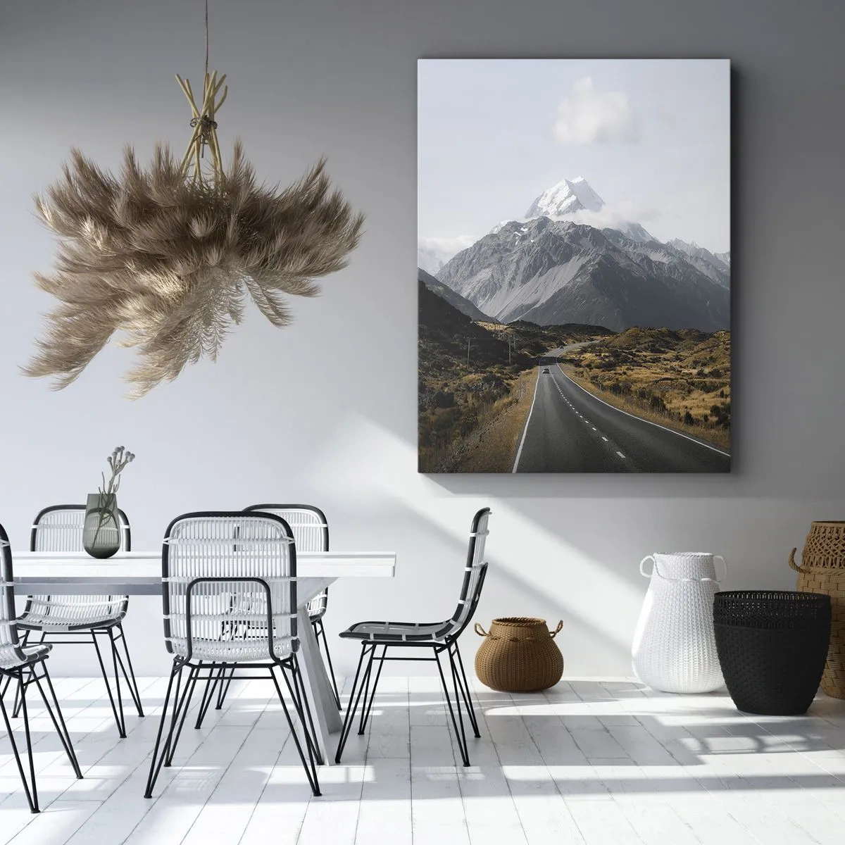 Bild auf Leinwand - Leinwandbild - Eine Straße in den Bergen, umgeben von einer malerischen Landschaft - 80x120cm - Der Weg ins Herz der Berge - Moderne Wanddekoration für Wohnzimmer und Schlafzimmer ARTTOR