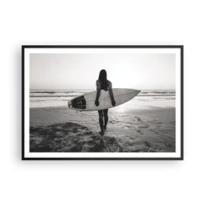 Poster in einem schwarzem Rahmen - Frau mit Surfbrett am Strand in Schwarz und Weiß - 100x70cm - Die Tochter der Meereswelle - Moderne Wanddekoration für Wohnzimmer und Schlafzimmer ARTTOR