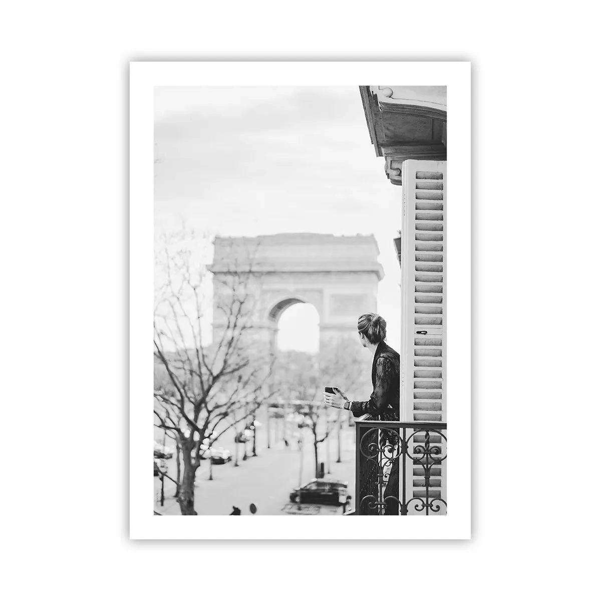 Poster - Mann auf dem Balkon mit Blick auf den Arc de Triomphe - 50x70cm - Ein Zimmer mit Aussicht - Moderne Wanddekoration für Wohnzimmer und Schlafzimmer ARTTOR