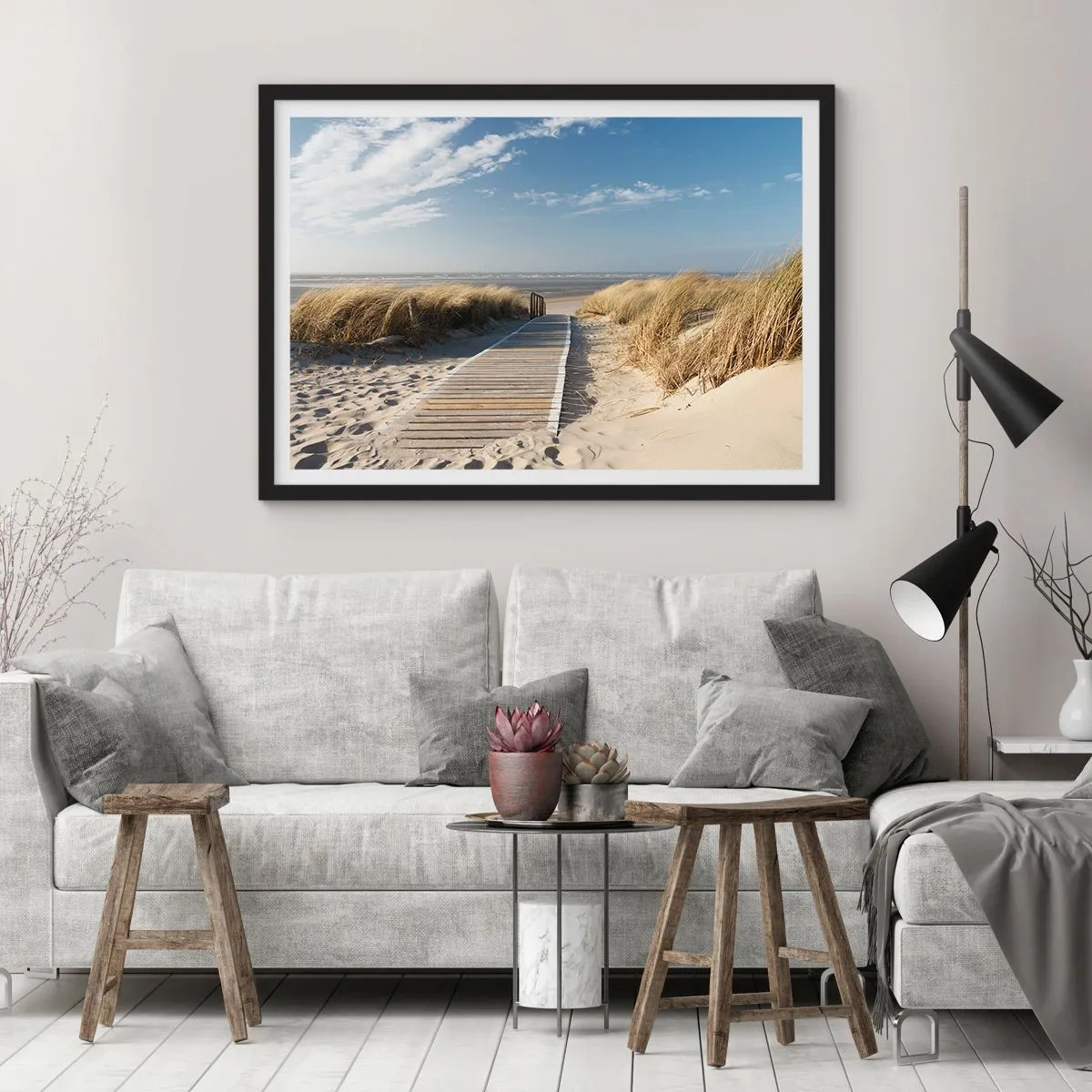 Poster in einem schwarzem Rahmen - Hinter der Düne, im Rauschen des Grases - 91x61 cm