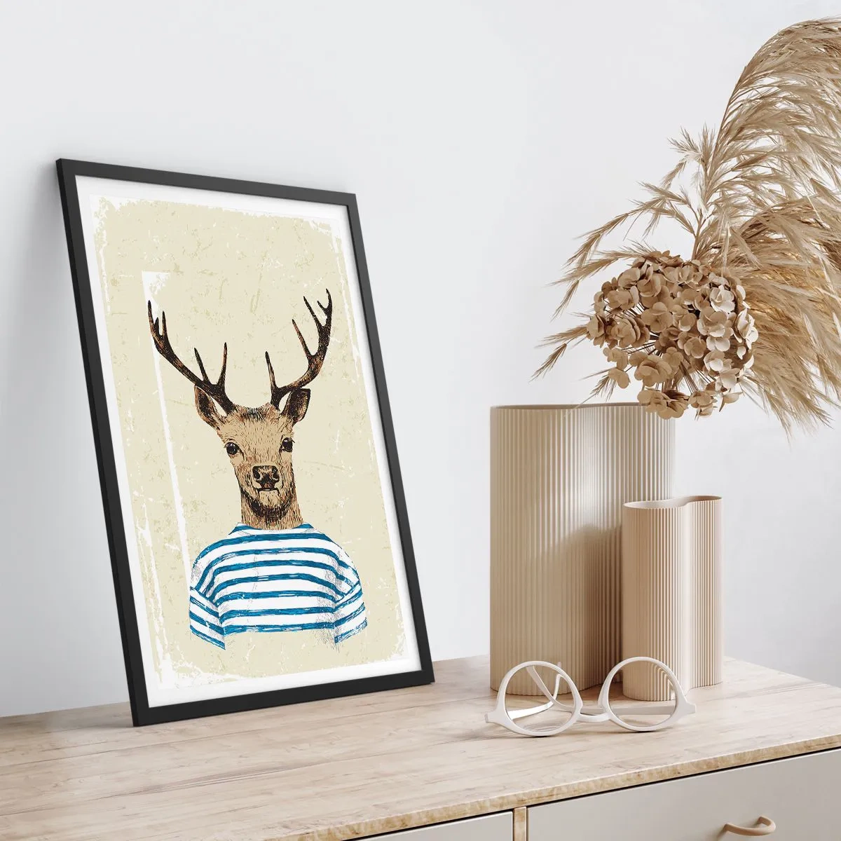 Poster in einem schwarzem Rahmen - Grafik eines Hirsches in Matrosenkleidung - 50x70cm - Weil ich gestreifte T-Shirts mag! - Moderne Wanddekoration für Wohnzimmer und Schlafzimmer ARTTOR