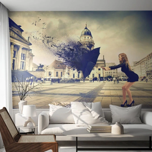 Selbstklebende Fototapete Deluxe Sticker - Es weht so ein Wind ... - Frau, Stadt, Geheimnisvoller Regenschirm - 150x105 cm