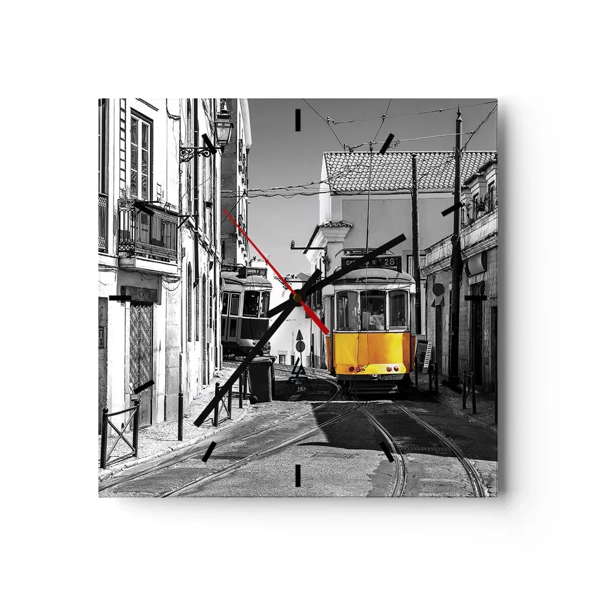 Wanduhr - Glasuhr - Eine gelbe Straßenbahn auf den Straßen von Lissabon in einer monochromen Umgebung - 30x30cm - Der Geist von Lissabon - Moderne Wanddekoration für Wohnzimmer und Schlafzimmer ARTTOR