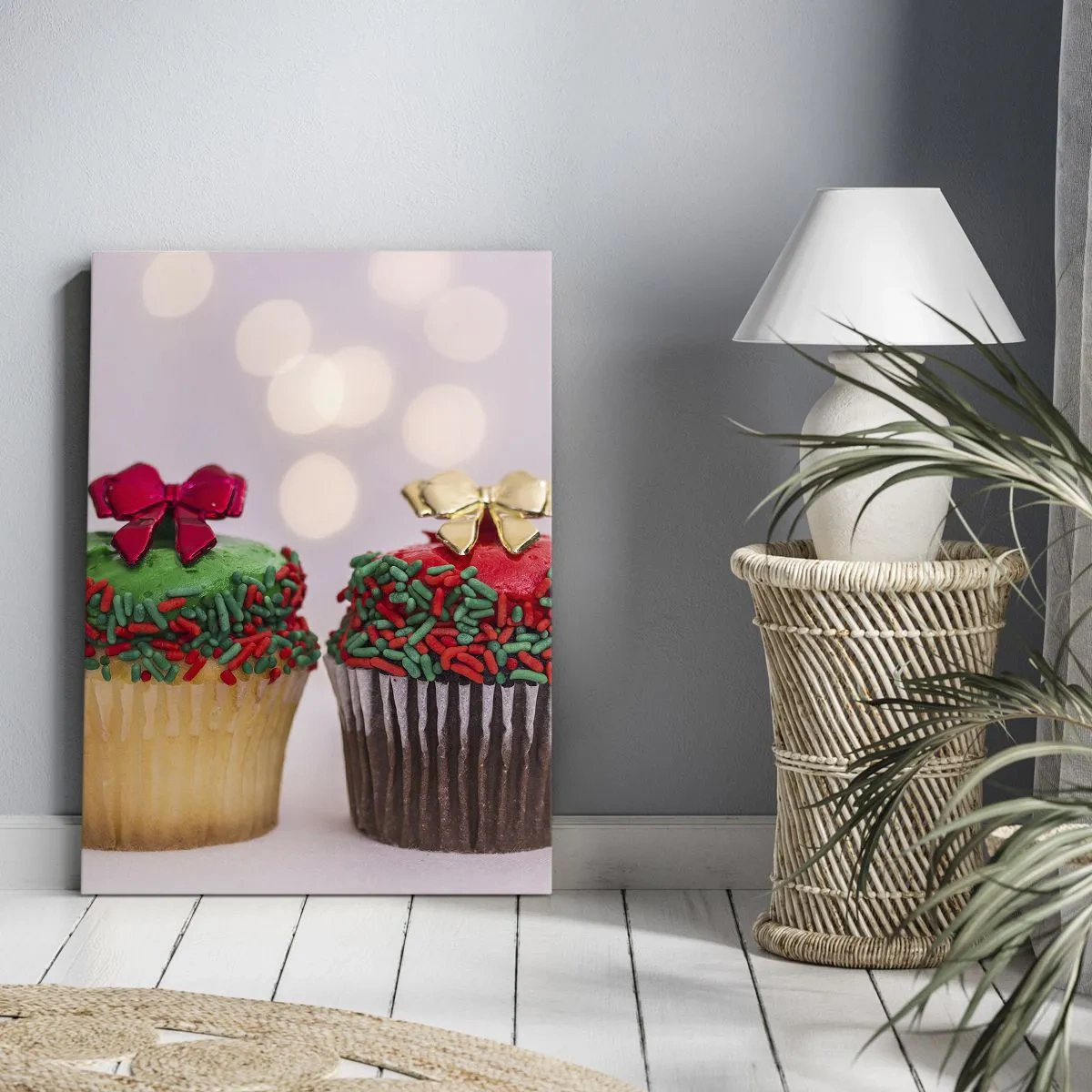 Bild auf Leinwand - Leinwandbild - Weihnachts-Cupcakes mit bunten Streuseln und Schleifen - 80x120cm - Süßigkeiten bis zu der Schleife - Moderne Wanddekoration für Wohnzimmer und Schlafzimmer ARTTOR