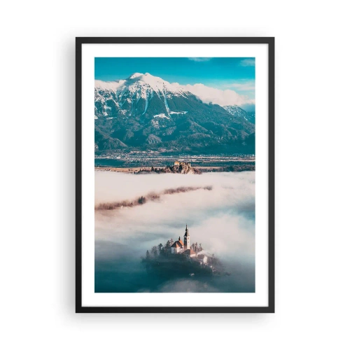Poster in einem schwarzem Rahmen - Eine Kirche auf einer Insel, umgeben von Nebel vor einer Bergkulisse - 50x70cm - Der Anfang eines Märchens - Moderne Wanddekoration für Wohnzimmer und Schlafzimmer ARTTOR
