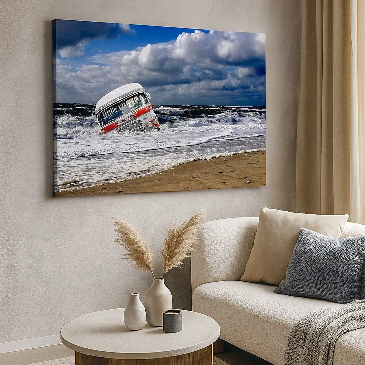 Bild auf Leinwand - Leinwandbild - Ein versunkener Bus am Strand inmitten von Wellen und rauer See - 70x50cm - Und was stehst du so erstaunt? - Moderne Wanddekoration für Wohnzimmer und Schlafzimmer ARTTOR