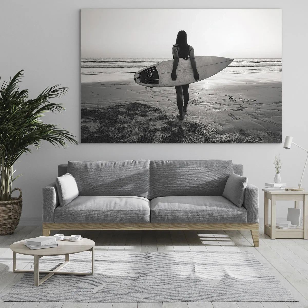 Glasbild - Bild auf glas - Frau mit Surfbrett am Strand bei Sonnenaufgang - 120x80cm - Die Tochter der Meereswelle - Moderne Wanddekoration für Wohnzimmer und Schlafzimmer ARTTOR