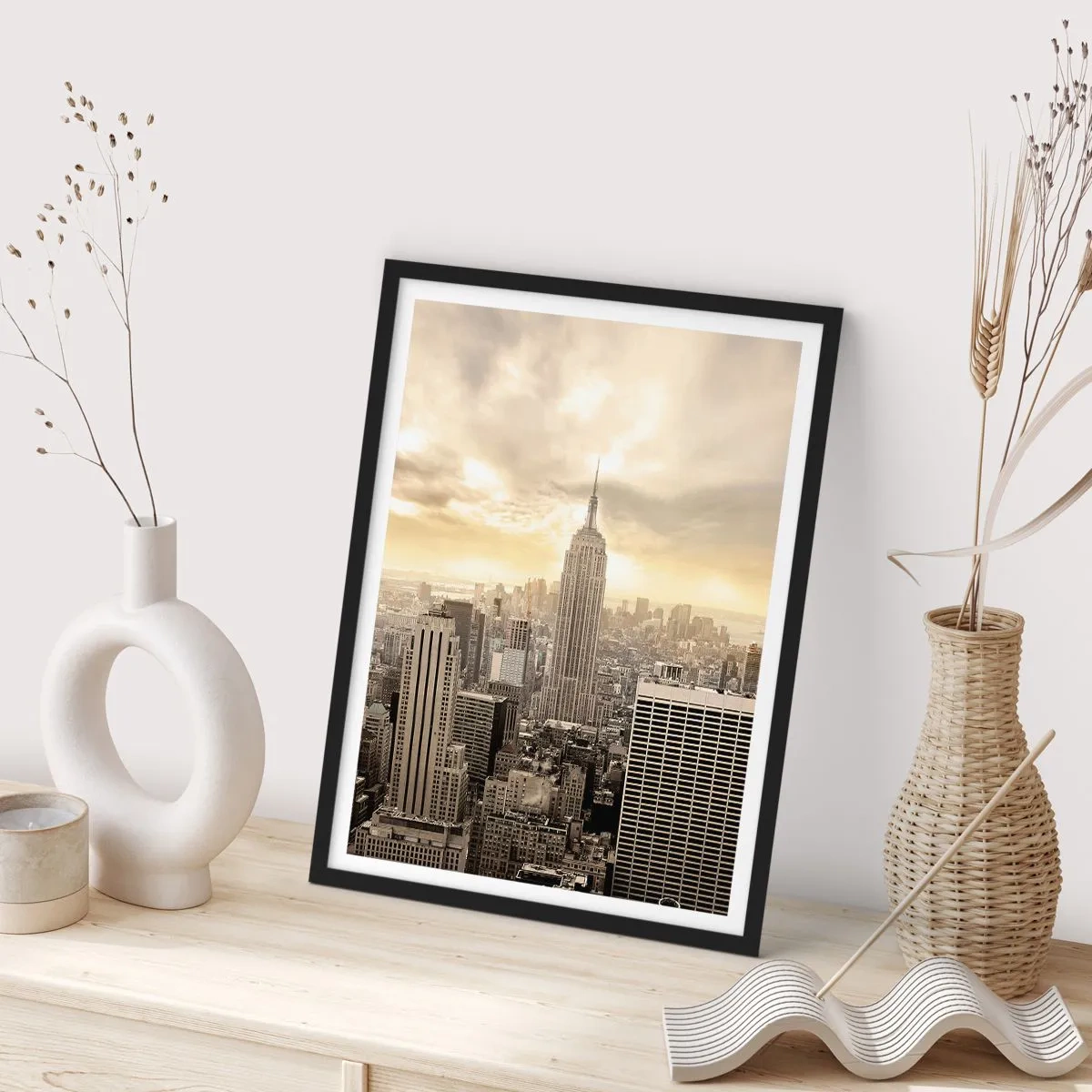 Poster in einem schwarzem Rahmen - New York City-Panorama mit dem Empire State Building - 50x70cm - New York aus Grau - Moderne Wanddekoration für Wohnzimmer und Schlafzimmer ARTTOR