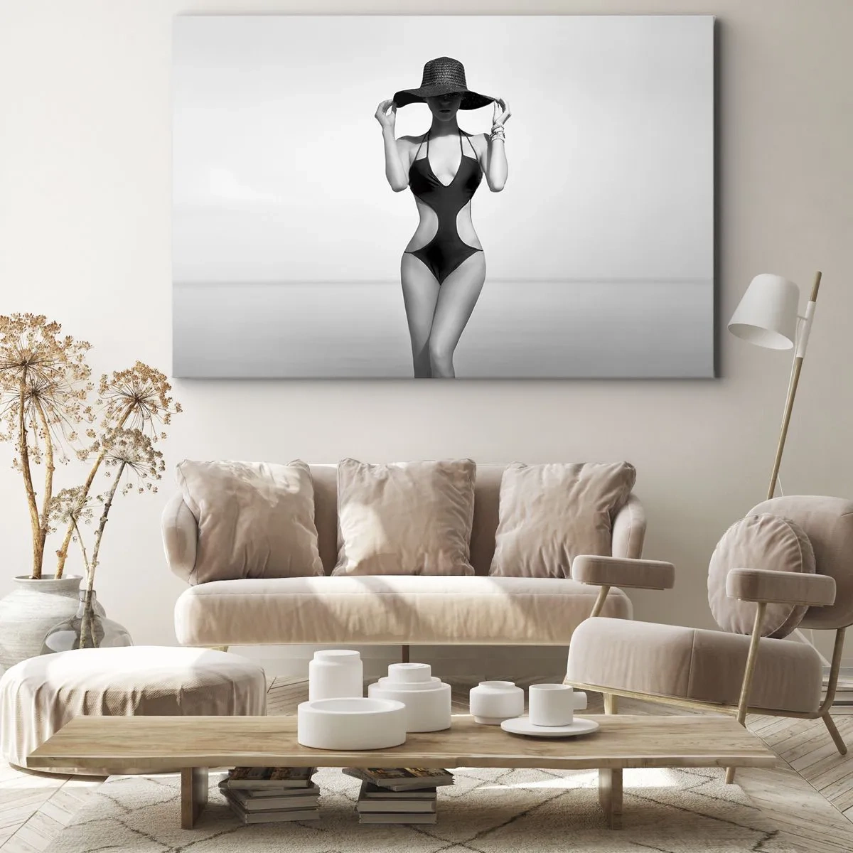 Bild auf Leinwand - Leinwandbild - Schwarz-weiße Silhouette einer Frau mit Hut vor dem Meereshintergrund - 70x50cm - Mein Name ist: Eleganz - Moderne Wanddekoration für Wohnzimmer und Schlafzimmer ARTTOR