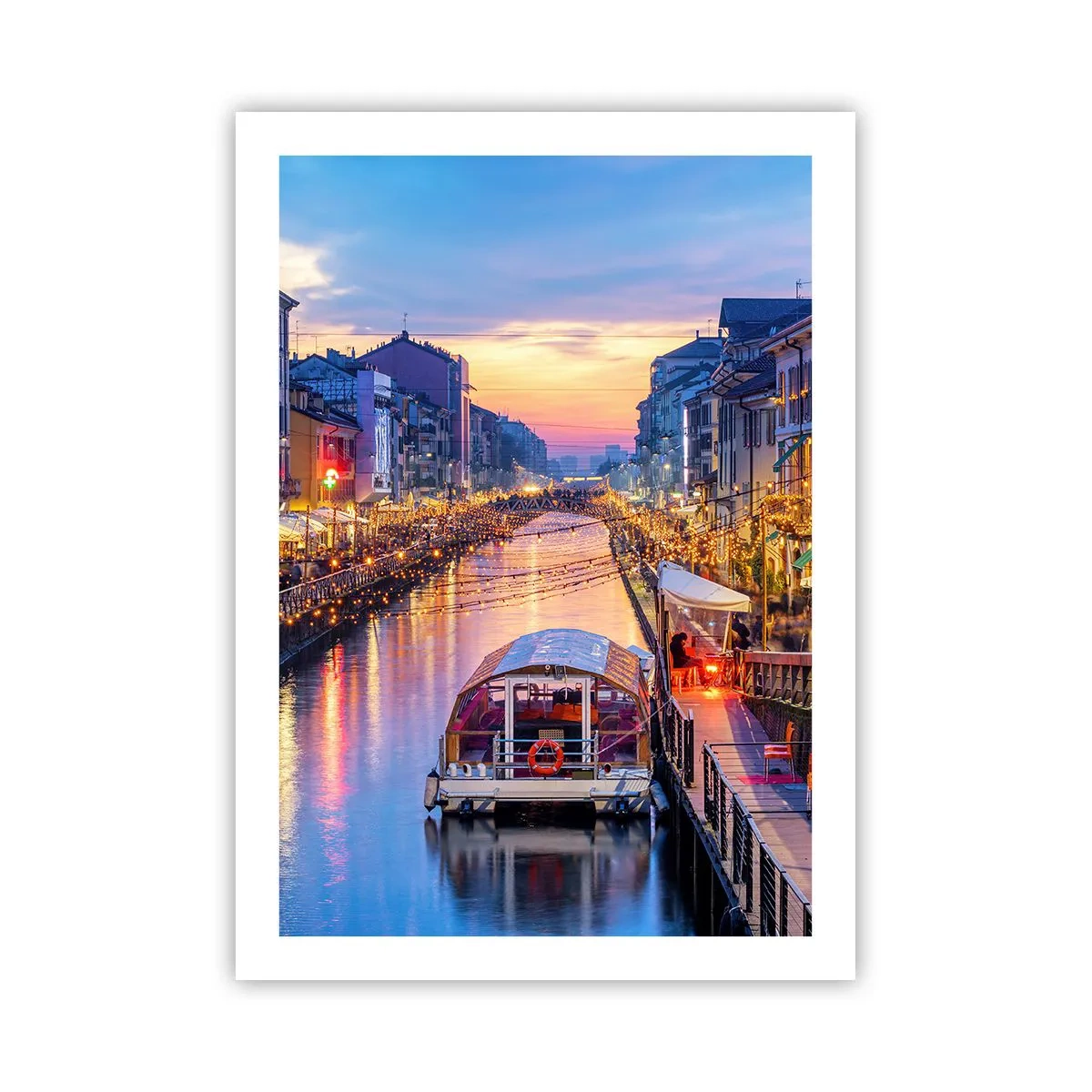 Poster - Kanal mit Boot und Abendbeleuchtung in einem pastellfarbenen Sonnenuntergang - 50x70cm - Ein Abend voller Licht und Spaß - Moderne Wanddekoration für Wohnzimmer und Schlafzimmer ARTTOR