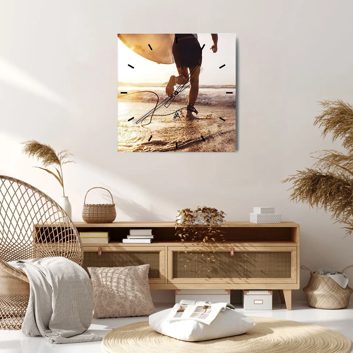 Wanduhr - Glasuhr - Ein Surfer läuft mit seinem Brett in der Sonne am Strand entlang. - 30x30cm - Um die Welle zu treffen - Moderne Wanddekoration für Wohnzimmer und Schlafzimmer ARTTOR