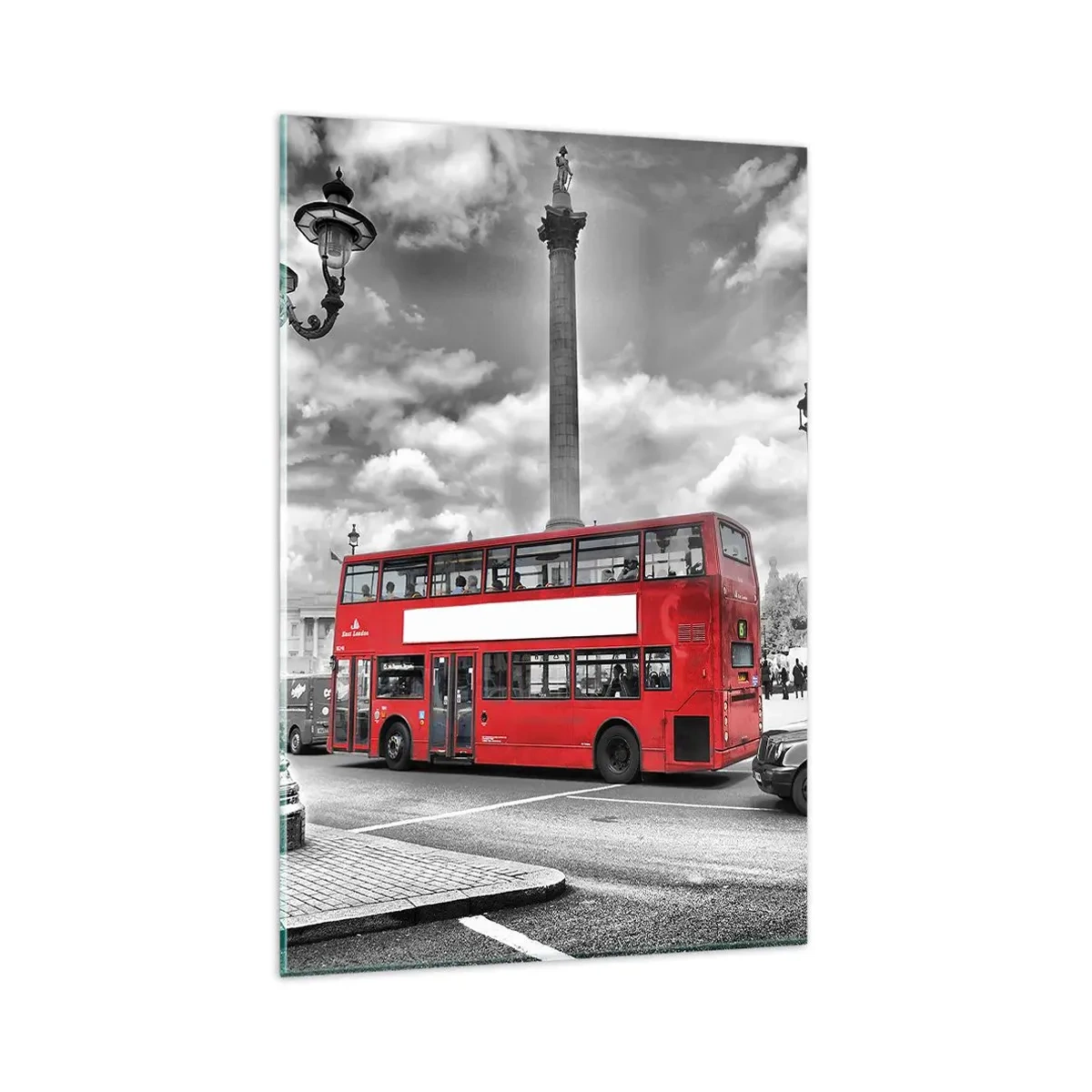 Glasbild - Bild auf glas - Ein roter Doppeldeckerbus vor einer schwarz-weißen Stadtkulisse - 80x120cm - Der wahre Blutkreislauf der Stadt - Moderne Wanddekoration für Wohnzimmer und Schlafzimmer ARTTOR