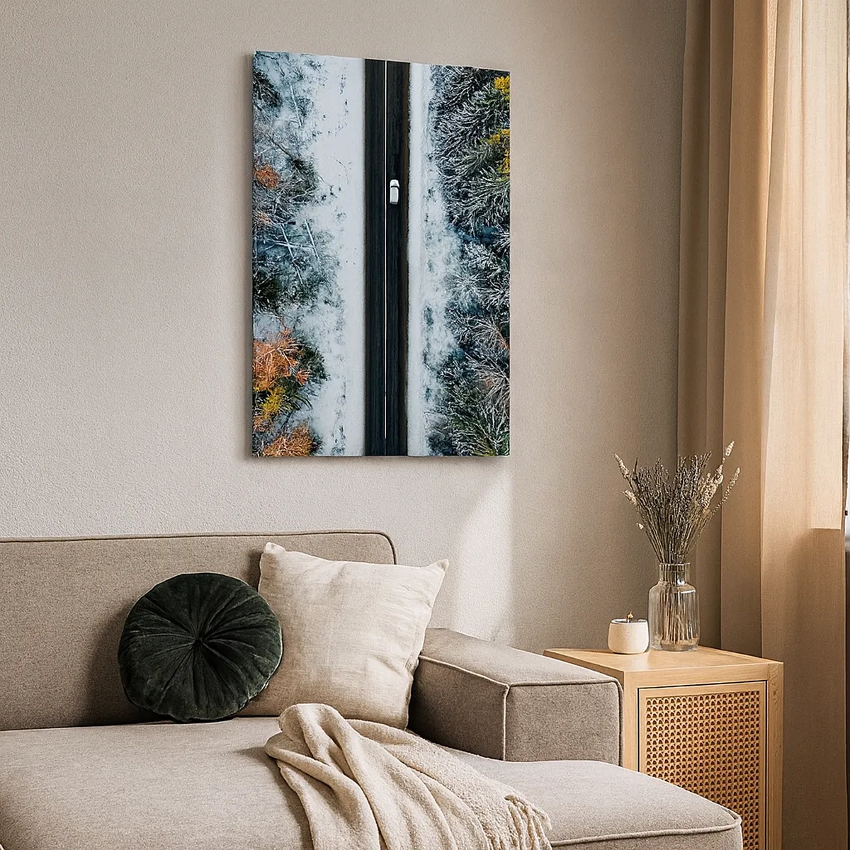 Bild auf Leinwand - Leinwandbild - Eine Straße durch einen Winterwald aus der Vogelperspektive gesehen - 50x70cm - Schnitt durch den Winterwald - Moderne Wanddekoration für Wohnzimmer und Schlafzimmer ARTTOR
