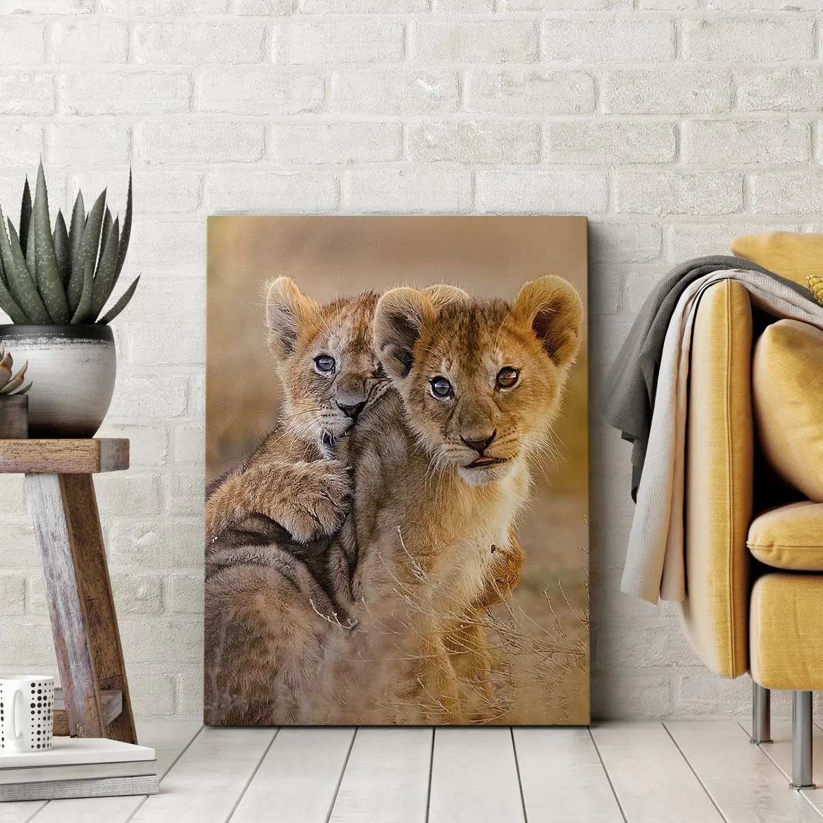 Bild auf Leinwand - Leinwandbild - Entzückende Löwenjungen in ihrer natürlichen Umgebung - 50x70cm - Bitte nicht stören! Wir haben Spaß - Moderne Wanddekoration für Wohnzimmer und Schlafzimmer ARTTOR