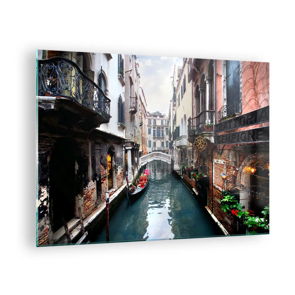 Glasbild - Bild auf glas - Ein venezianischer Kanal mit einer Gondel, umgeben von historischen Gebäuden - 70x50cm - Venezianische Landschaft mit Gondel und Brücke - Moderne Wanddekoration für Wohnzimmer und Schlafzimmer ARTTOR