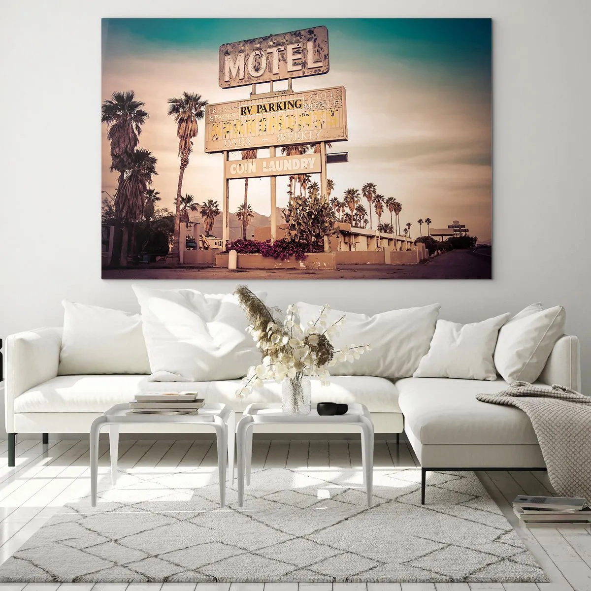 Glasbild - Bild auf glas - Ein altes Motelschild, umgeben von Palmen, schafft eine Retro-Atmosphäre - 120x80cm - Hier ist die Zeit stehen geblieben - Moderne Wanddekoration für Wohnzimmer und Schlafzimmer ARTTOR