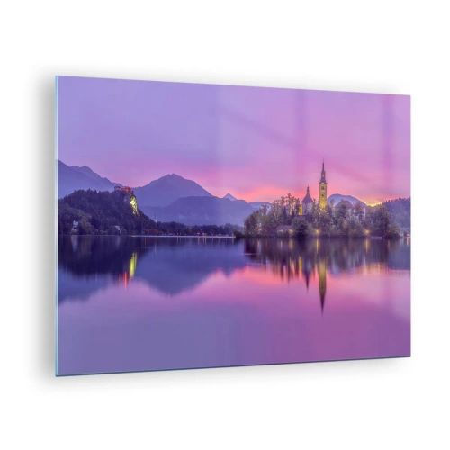 Glasbild - Bild auf glas - Eine Kirche auf einer Insel mit Bergen und einem Sonnenuntergang im Hintergrund - 70x50cm - Eine märchenhafte Insel in der Abenddämmerung - Moderne Wanddekoration für Wohnzimmer und Schlafzimmer ARTTOR