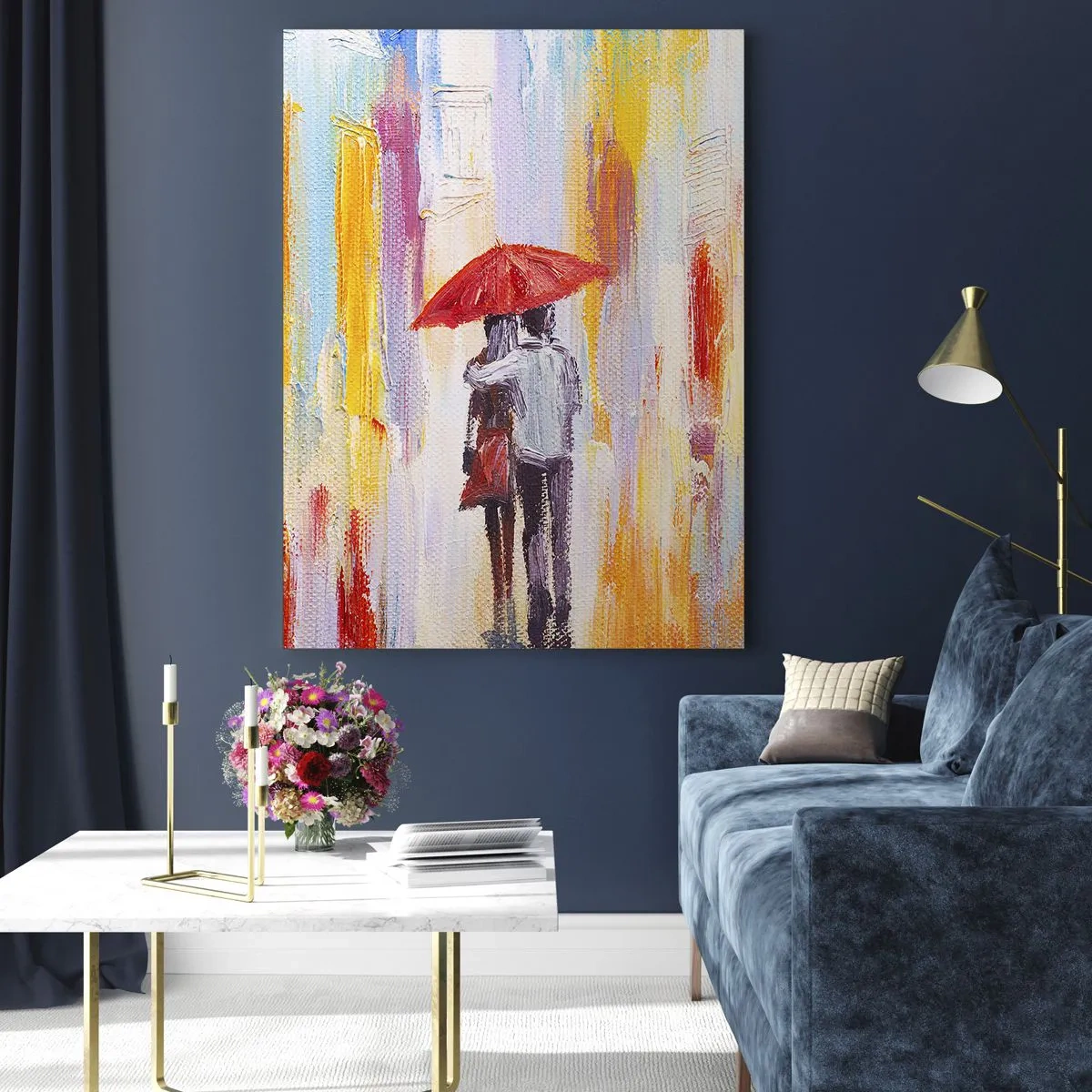 Glasbild - Bild auf glas - Ein Paar hält einen roten Regenschirm im Regen vor einer farbenfrohen Straße. - 50x70cm - Lass es weiter regnen - Moderne Wanddekoration für Wohnzimmer und Schlafzimmer ARTTOR
