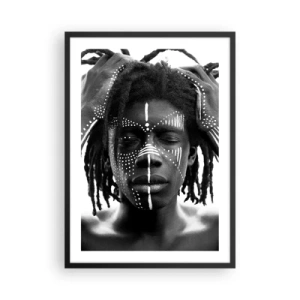Poster in einem schwarzem Rahmen - Ein Mann mit weißen Malereien im Gesicht und an den Händen - 50x70cm - Wo bist du? - Moderne Wanddekoration für Wohnzimmer und Schlafzimmer ARTTOR